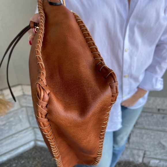Beautiful faux leather crossbody bag. Excellent condition like new - Picture 9 of 11
